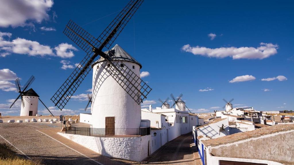 Casas y molinos en Campo de Criptana.