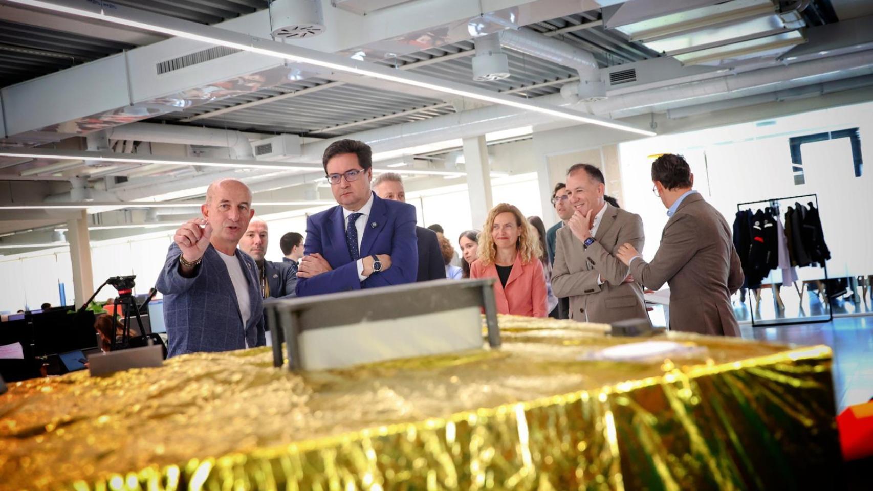Jauma Sanpera, CEO de Sateliot (izq), junto a Óscar López, ministro para la Transformación Digital y de la Función Pública