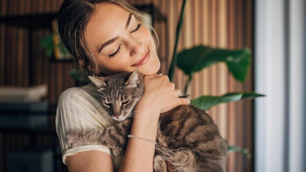 Una chica con un gato.