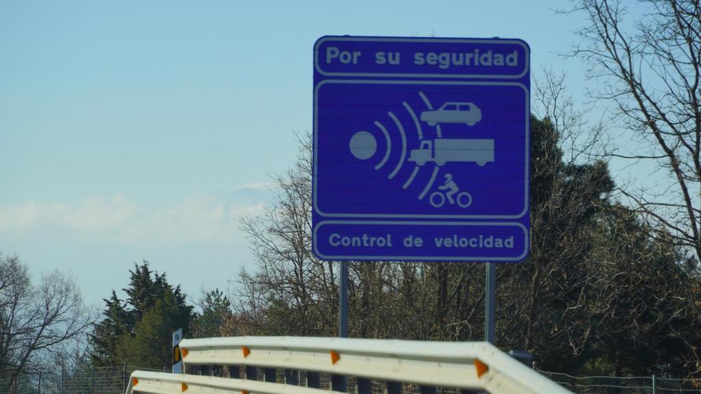 Señal de velocidad de radar.