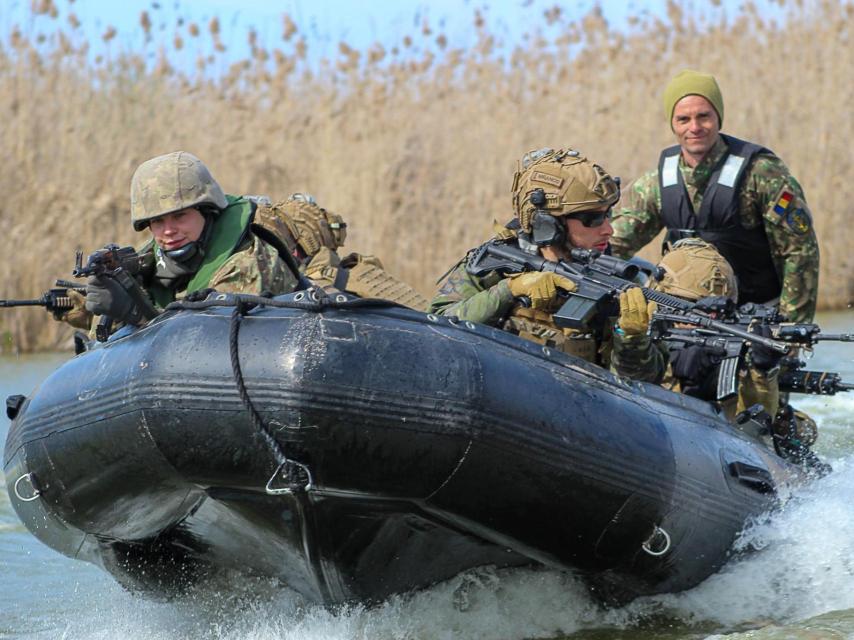 Infantes de marina durante el ejercicio 'Sea Shield 26' de la OTAN en Rumanía.