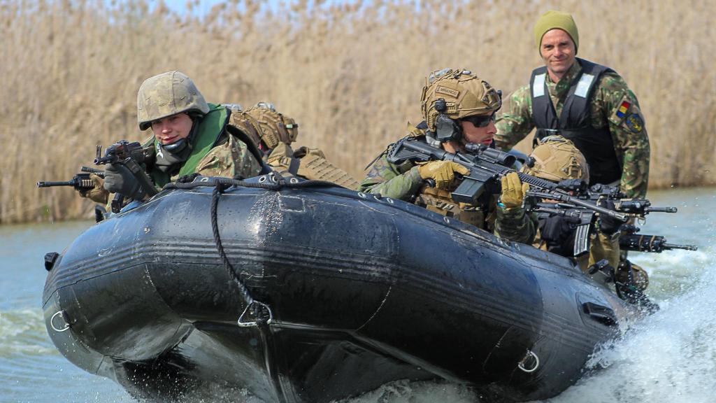 Infantes de marina durante el ejercicio 'Sea Shield 26' de la OTAN en Rumanía