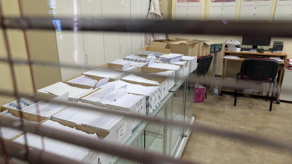 Las nuevas tarjetas están clasificadas en sobres por orden alfabético en la oficina de Unatuto.