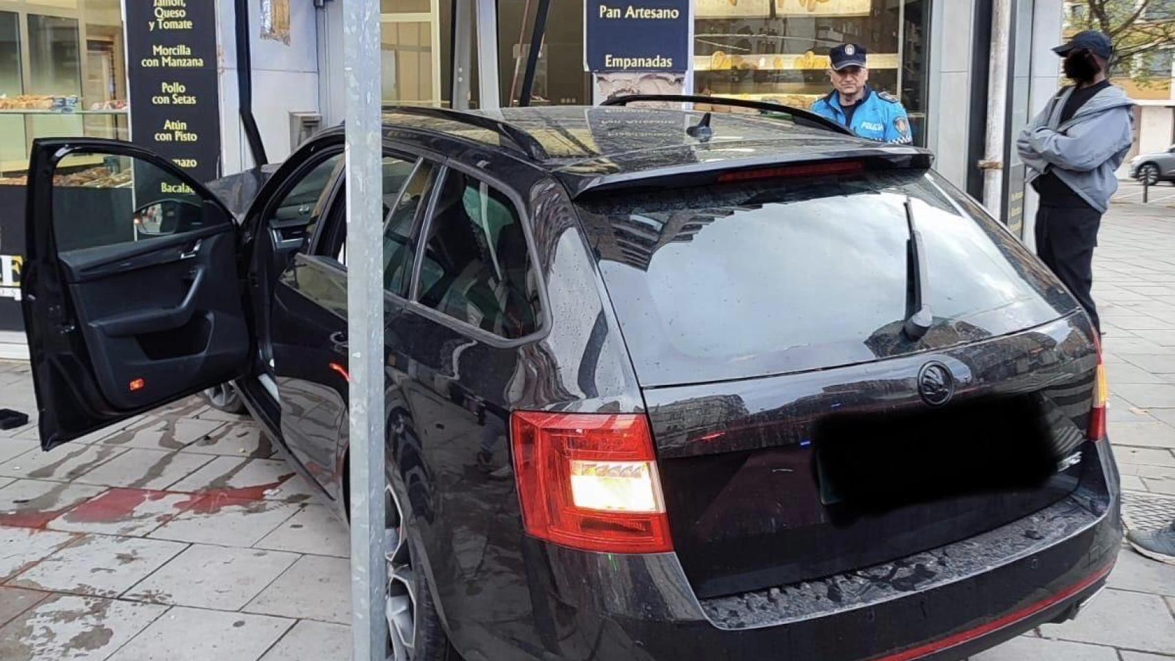 El vehículo empotrado en la panadería de la ciudad de León