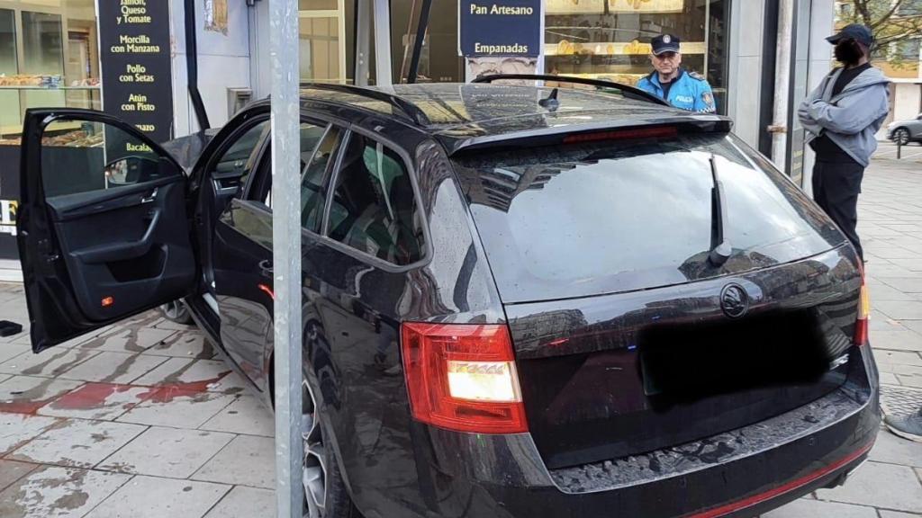 El vehículo empotrado en la panadería de la ciudad de León