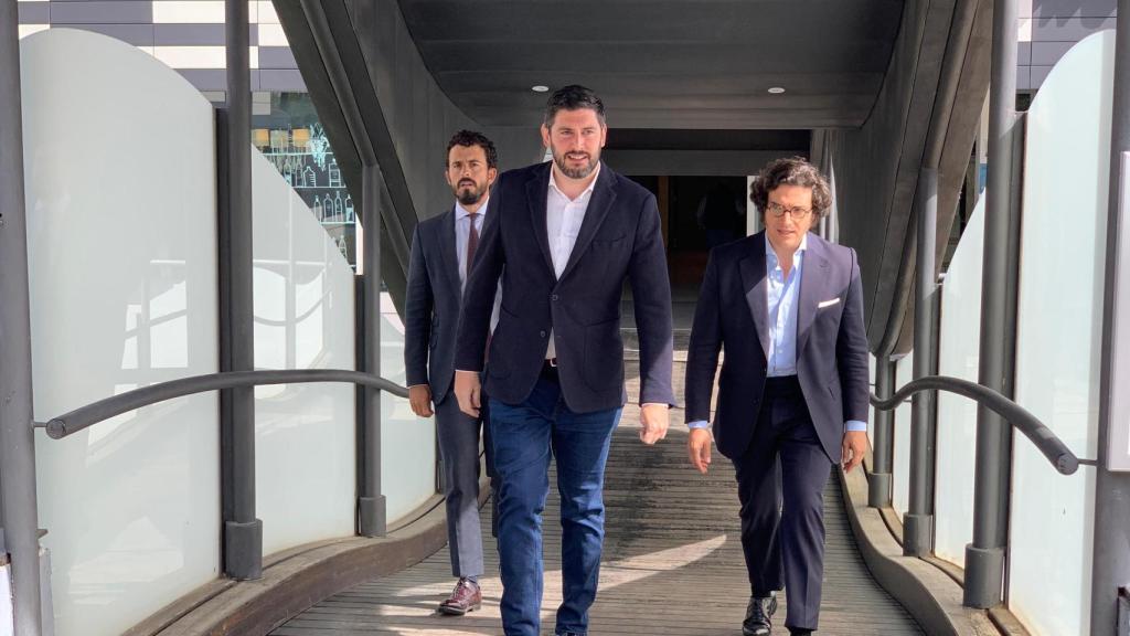 Los representantes de Vox, este miércoles, tras la reunión con el PP en Zaragoza.