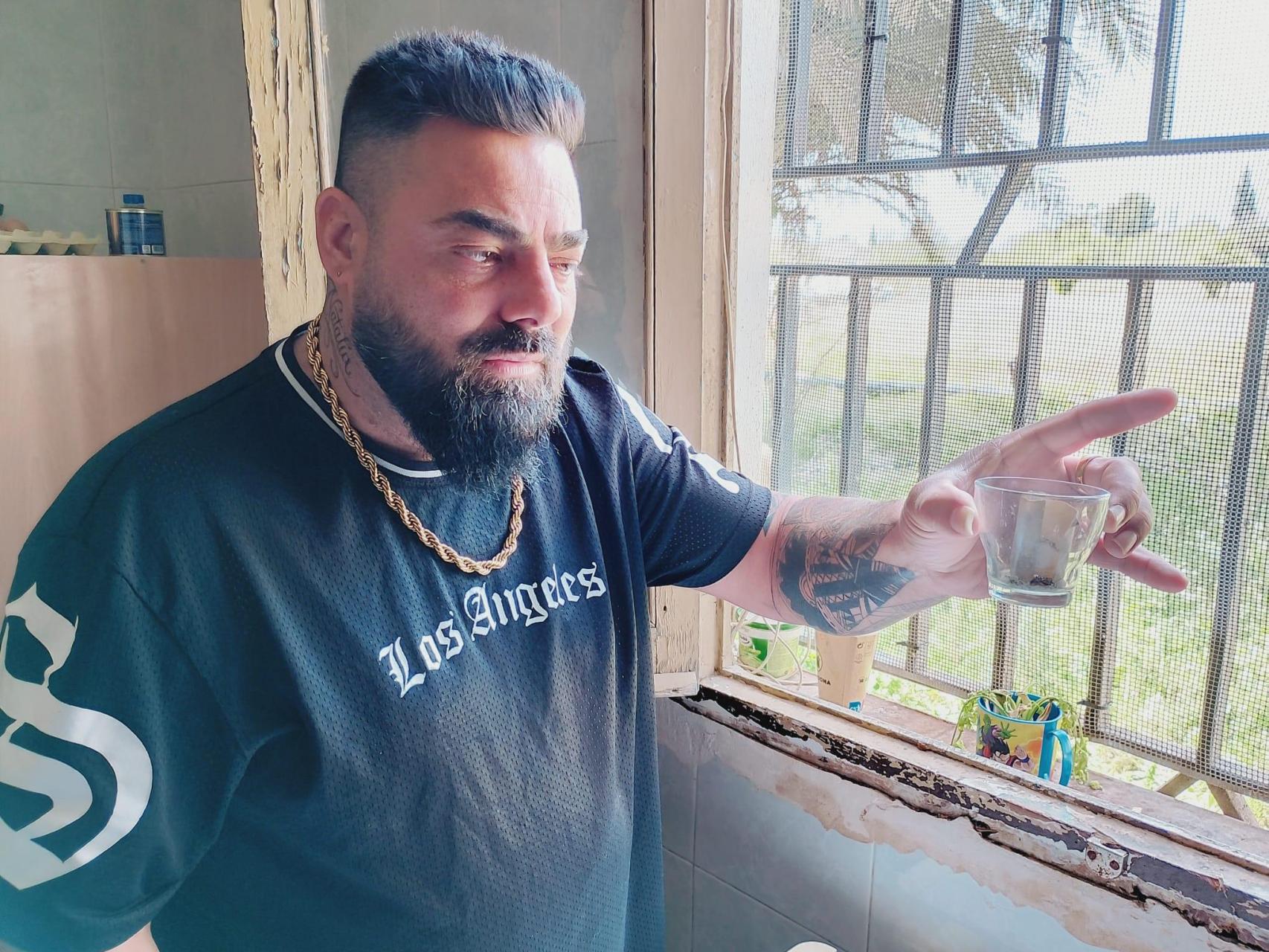 Manuel Moreno, este miércoles, mostrando el vaso en el que asegura que su exmujer ha hecho brujería antes de llevarse a su hija.