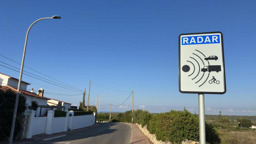 Un cartel que advierte a los automovilistas de una trampa de velocidad.