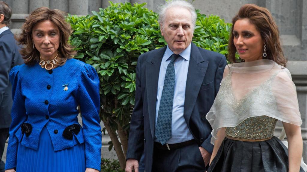 Francisco Segrelles con su esposa e hija, en un acto público en 2017.