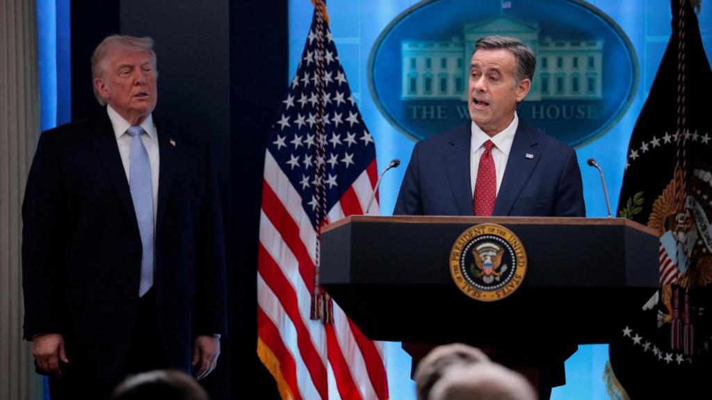 El director de la Agencia Central de Inteligencia (CIA), John Ratcliffe, junto a Donald Trump