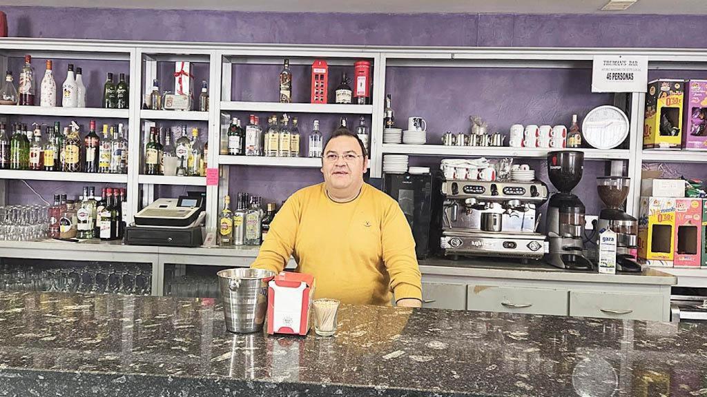 Imagen de Santiago al frente del Truman's Bar en Siete Iglesias de Trabancos.