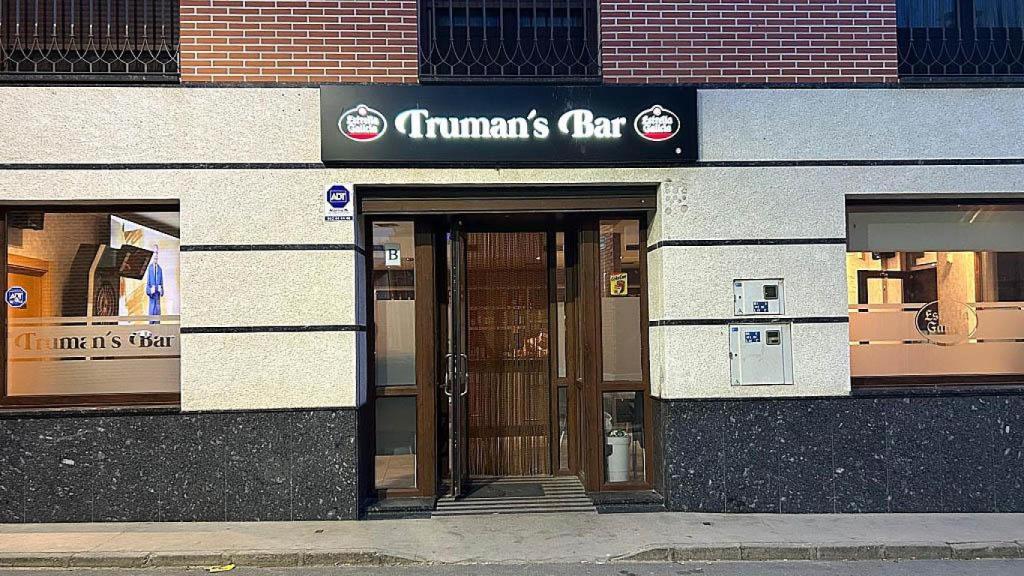 Imagen de la fachada del Truman's Bar en Siete Iglesias de Trabancos.