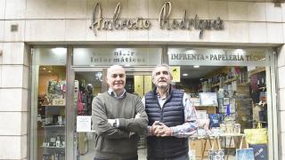 Ambrosio Rodríguez y Fernando (izquierda) y Luis (derecha), dos de los hermanos.