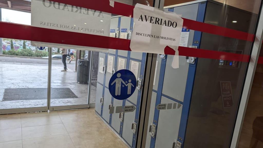 Puerta automática averiada este martes.