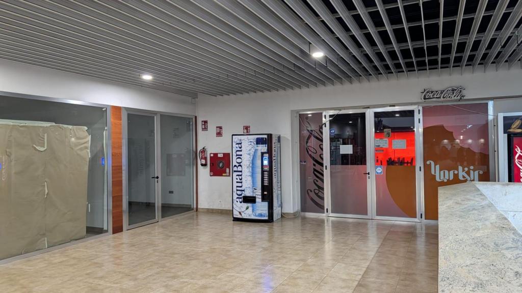 Locales comerciales vacíos.