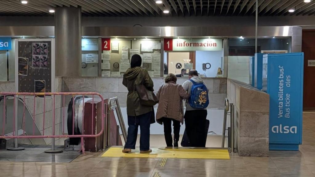 Las escaleras mecánicas están averiadas, lo que obliga a los usuarios a usar las fijas, a menudo cargados con sus maletas.
