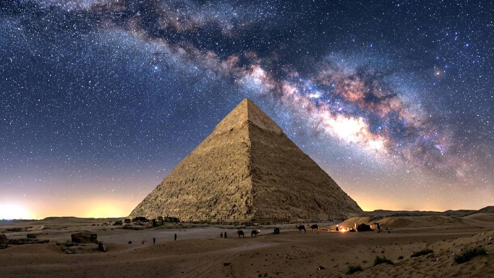 La pirámide de Kefrén con un cielo estrellado al fondo, en una imagen creada con inteligencia artificial