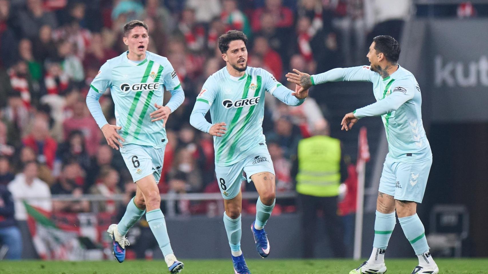Pablo Fornals celebra con el Chimy Ávila un gol marcado esta temporada.