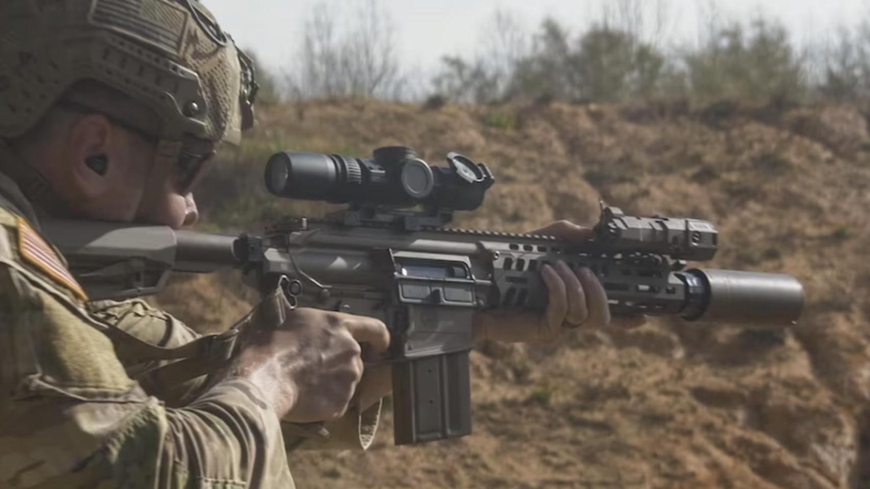 Un soldado realiza ejercicios de tiro con el fusil XM8.