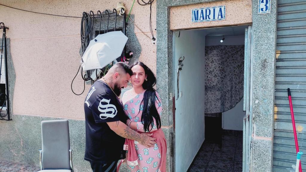 Manuel, junto a su actual pareja, Natalia, este miércoles, en la casa que ocupó en Churra con la madre de su hija, Marcela.