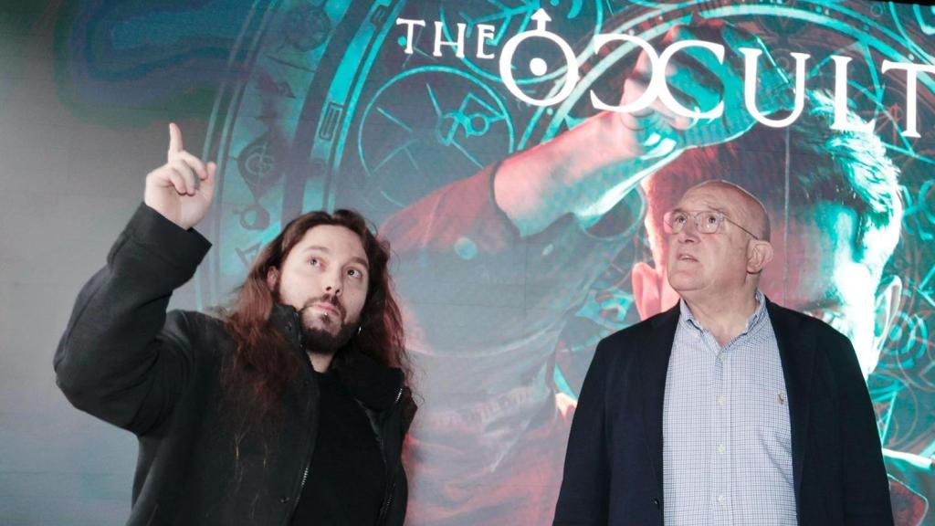 El CEO de Daloar Studios, David Lorenzo, junto al alcalde de Valladolid, Jesús Julio Carnero, durante la presentación de The Occultist