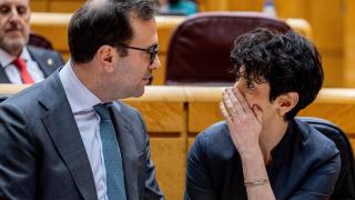 El vicepresidente primero y ministro de Economía, Comercio y Empresa, Carlos Cuerpo, conversa con la ministra de Inclusión, Seguridad Social y Migraciones, Elma Saiz.