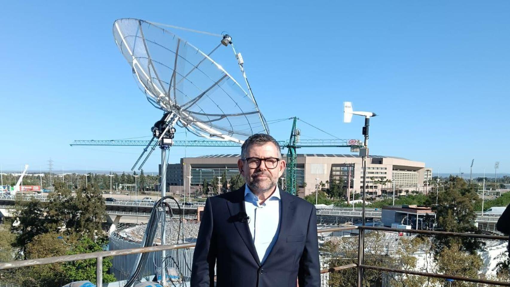 Rafael Vázquez, el profesor de la Universidad de Sevilla, junto a la antena.