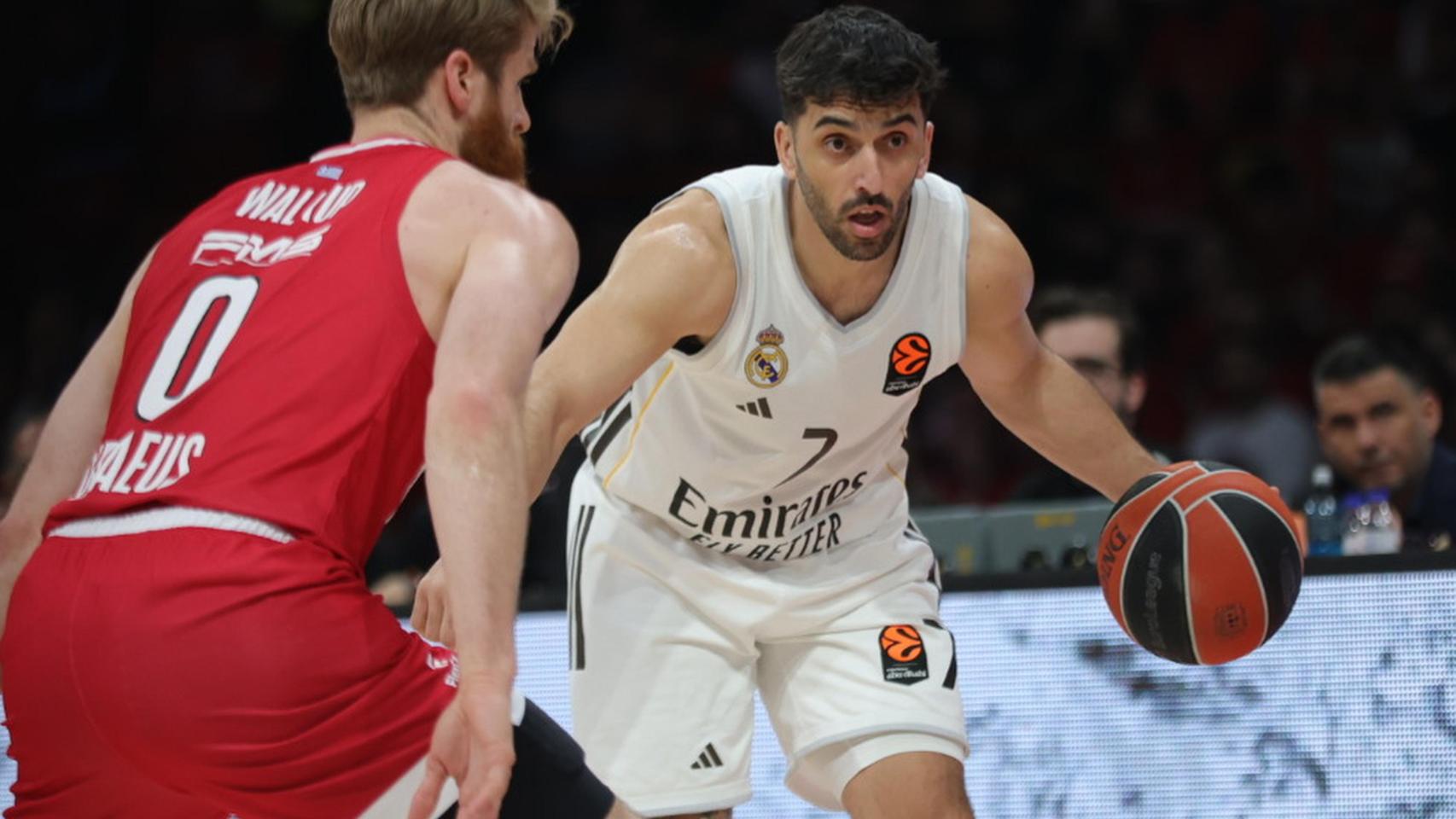 Campazzo, con el balón en el partido ante Olympiacos.