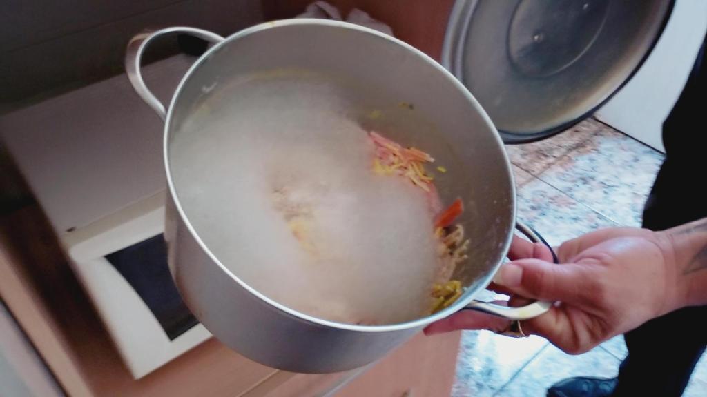 Una olla con comida putrefacta en la casa okupa de Churra donde la menor vivía con su madre.