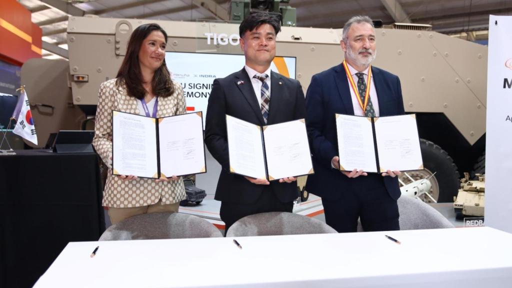 Dong Hyeon Kim, responsable del área de sistemas terrestres de Hanwh Aerospace; Domingo Castro Fernández, director de defensa y seguridad para América de Indra; y María Dolores Carrillo Aguilera, directora de desarrollo de negocio de sistemas terrestres de Indra.