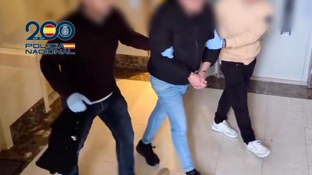 El varón detenido por agredir sexualmente a su hija menor y retransmitirlo en directo en una plataforma a cambio de regalos y popularidad.