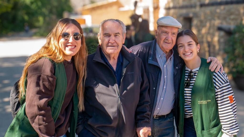 Dos usuarios con dos voluntarias de Fundación Colisée en una excursión organizada por la ONG.