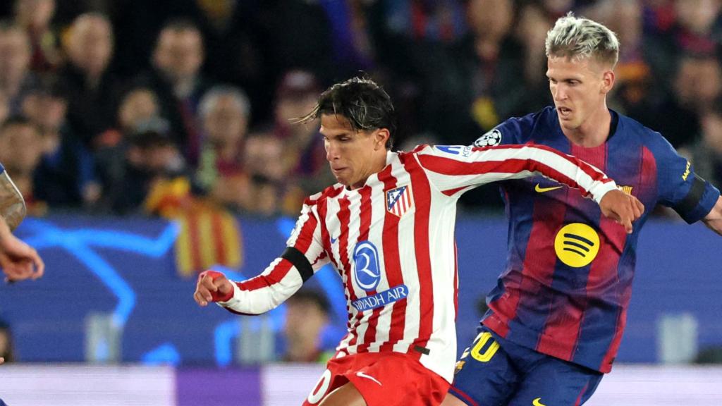 Giuliano Simeone está bajo la presión de varios jugadores del Barça.