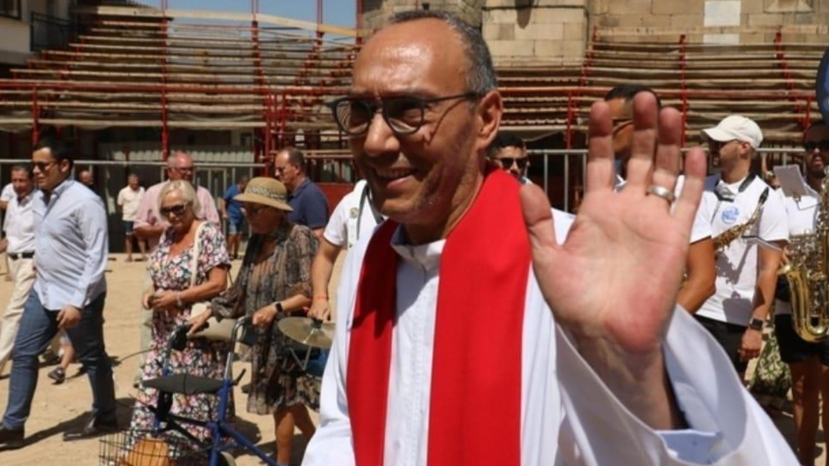 El padre Alberto Holgado durante la procesión de San Bartolomé en Aldeadávila de la Ribera (Salamanca).