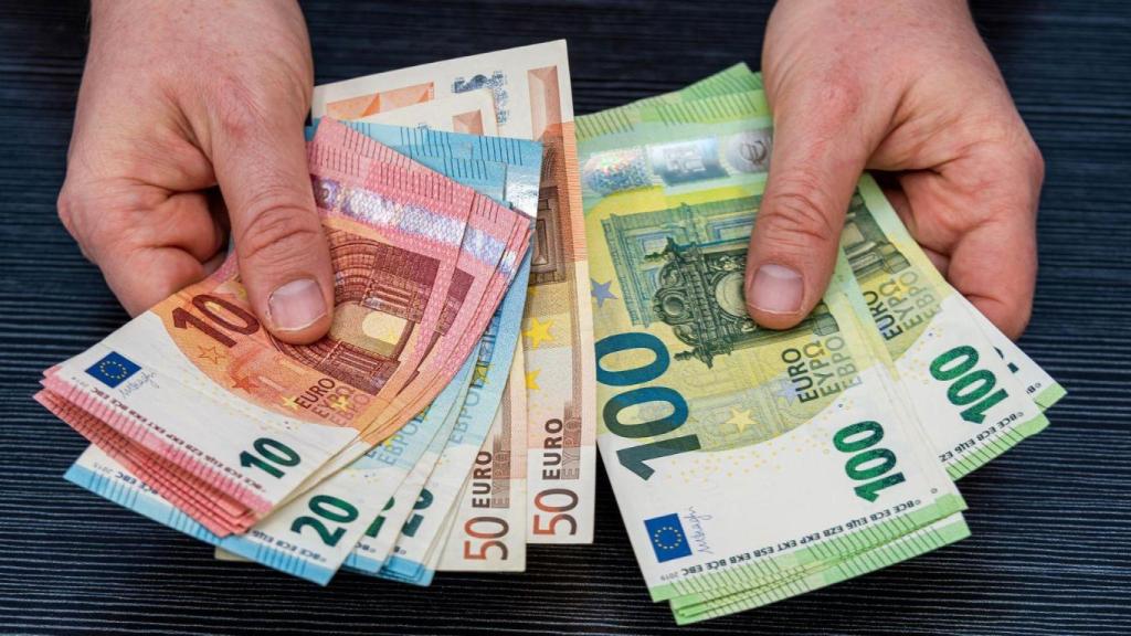 Hombre con dinero.
