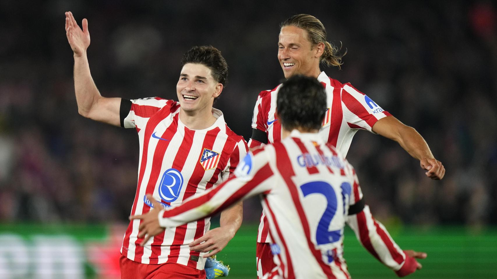 Julián Álvarez es felicitado por su gol en el Camp Nou.