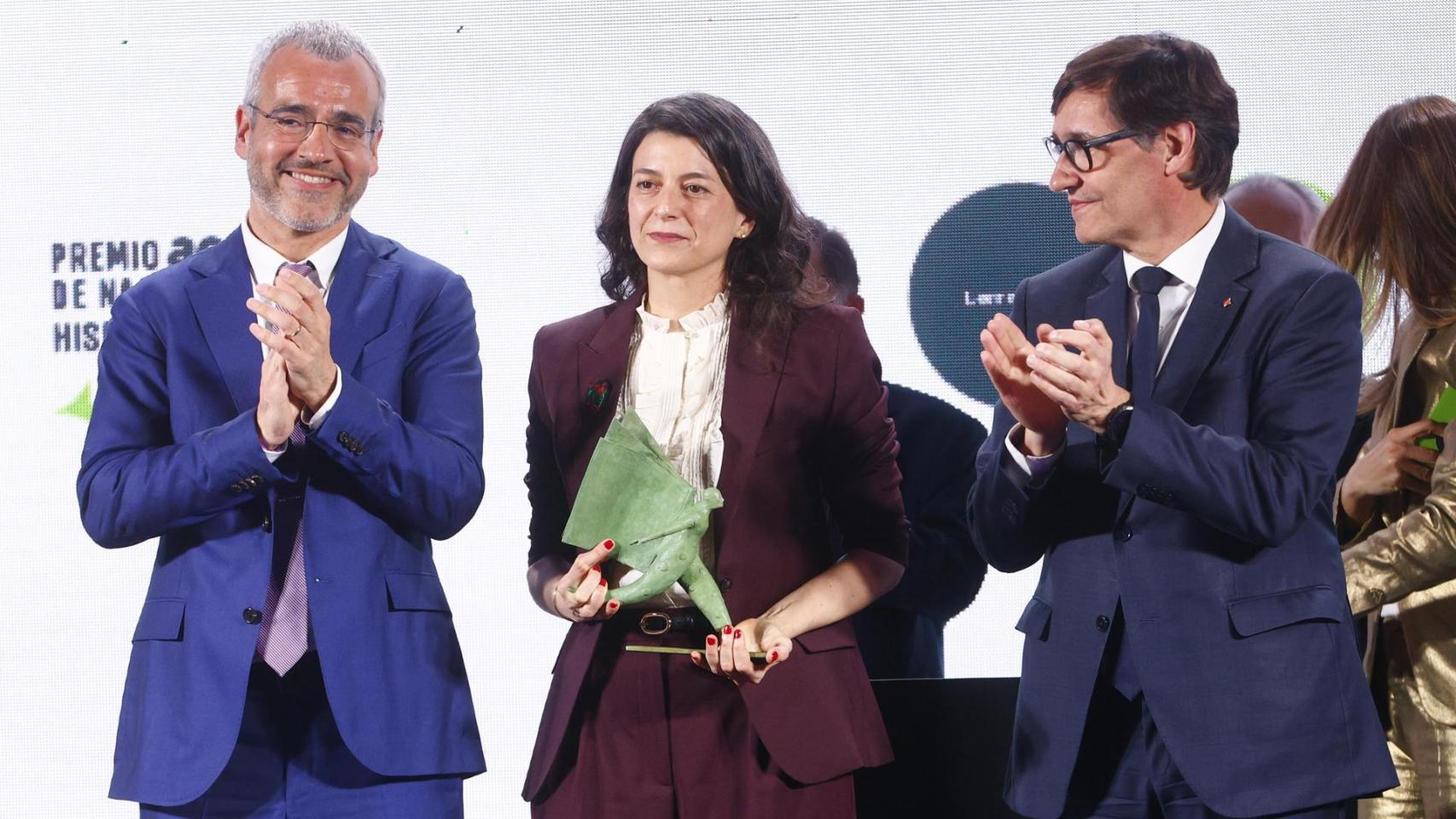 La argentina Samanta Schweblin acompañada por el presidente de AENA Maurici Lucena (i) y el presidente de la Generalitat de Cataluña Salvador Illa (d), en la gala del primer Premio Aena de Narrativa Hispanoamericana. Foto: EFE/ Quique García