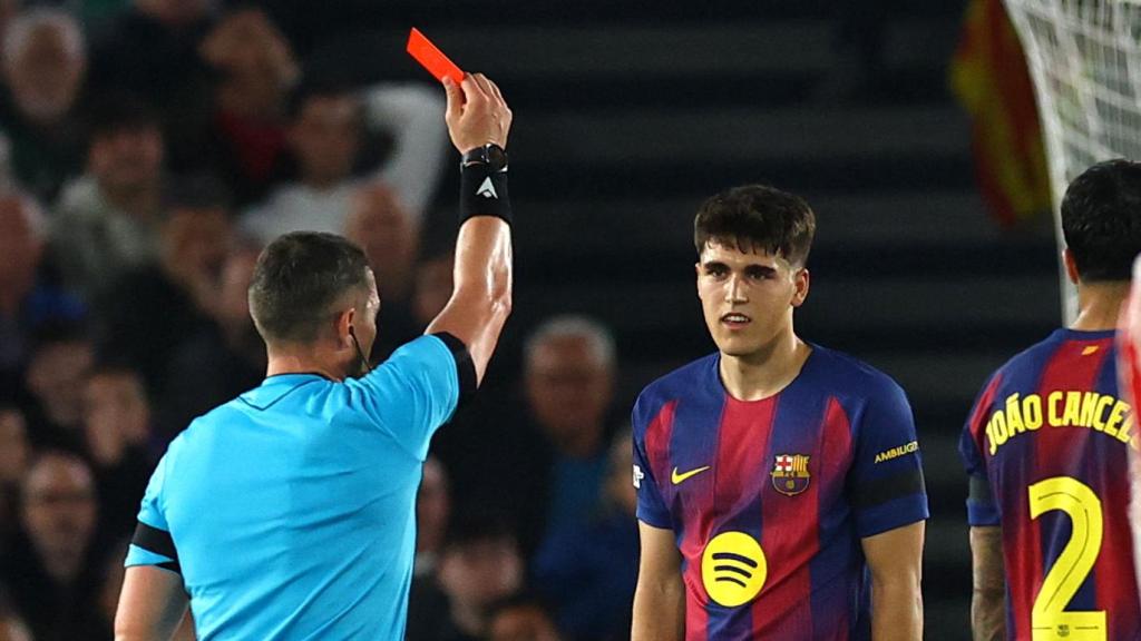 Cubarsí es expulsado durante el partido contra el Atlético de Madrid.