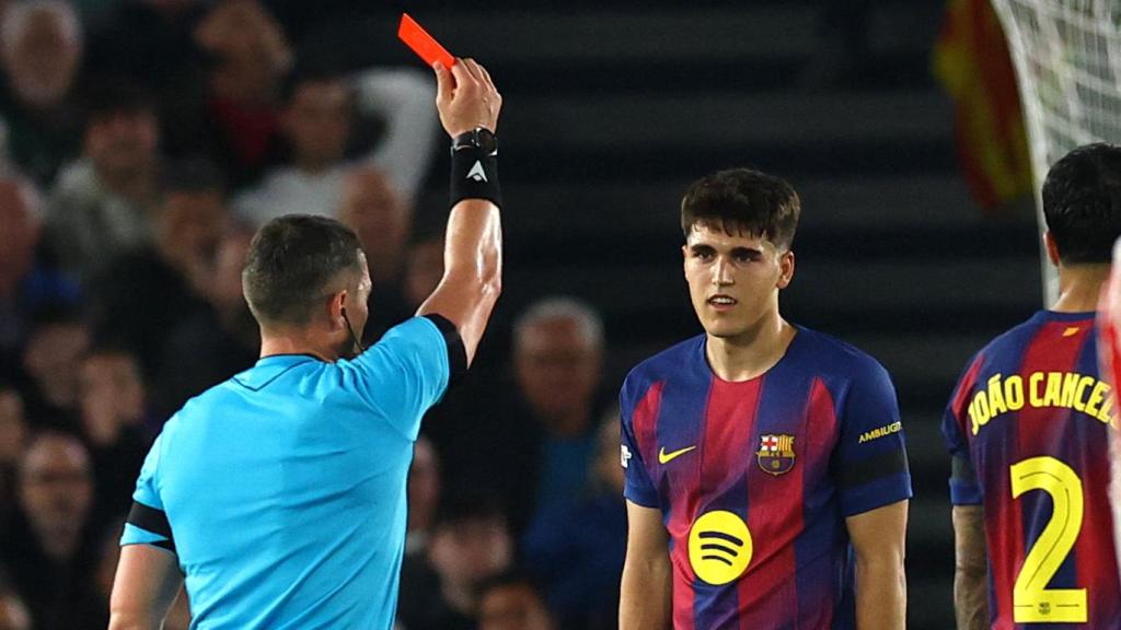 Cubarsí es expulsado en el partido ante el Atlético de Madrid.