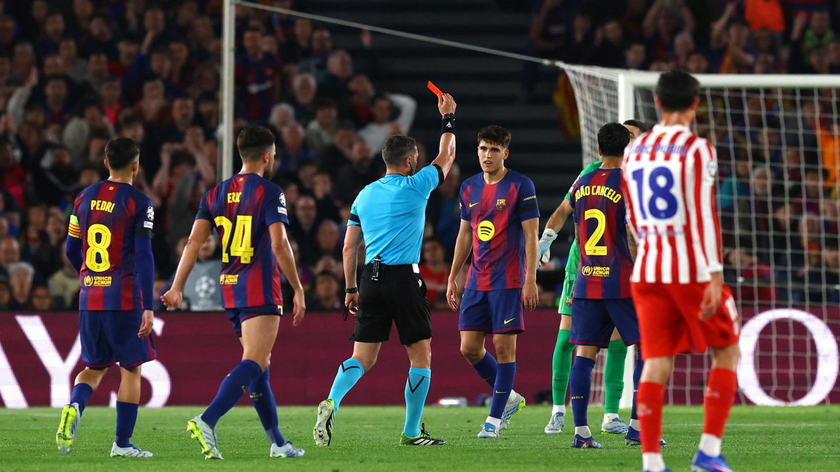 Pau Cubarsí recibe la tarjeta roja en el partido ante el Atlético de Madrid.