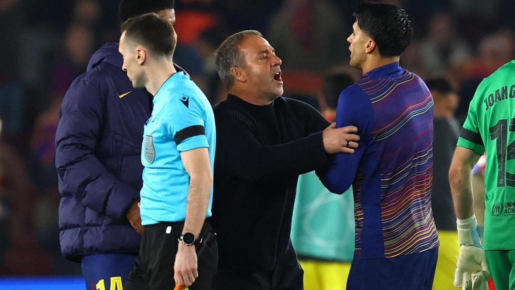 Flick parando a Cancelo para que no protestase.