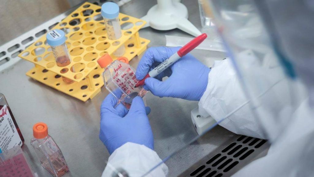 Un investigador trabajando en un laboratorio.