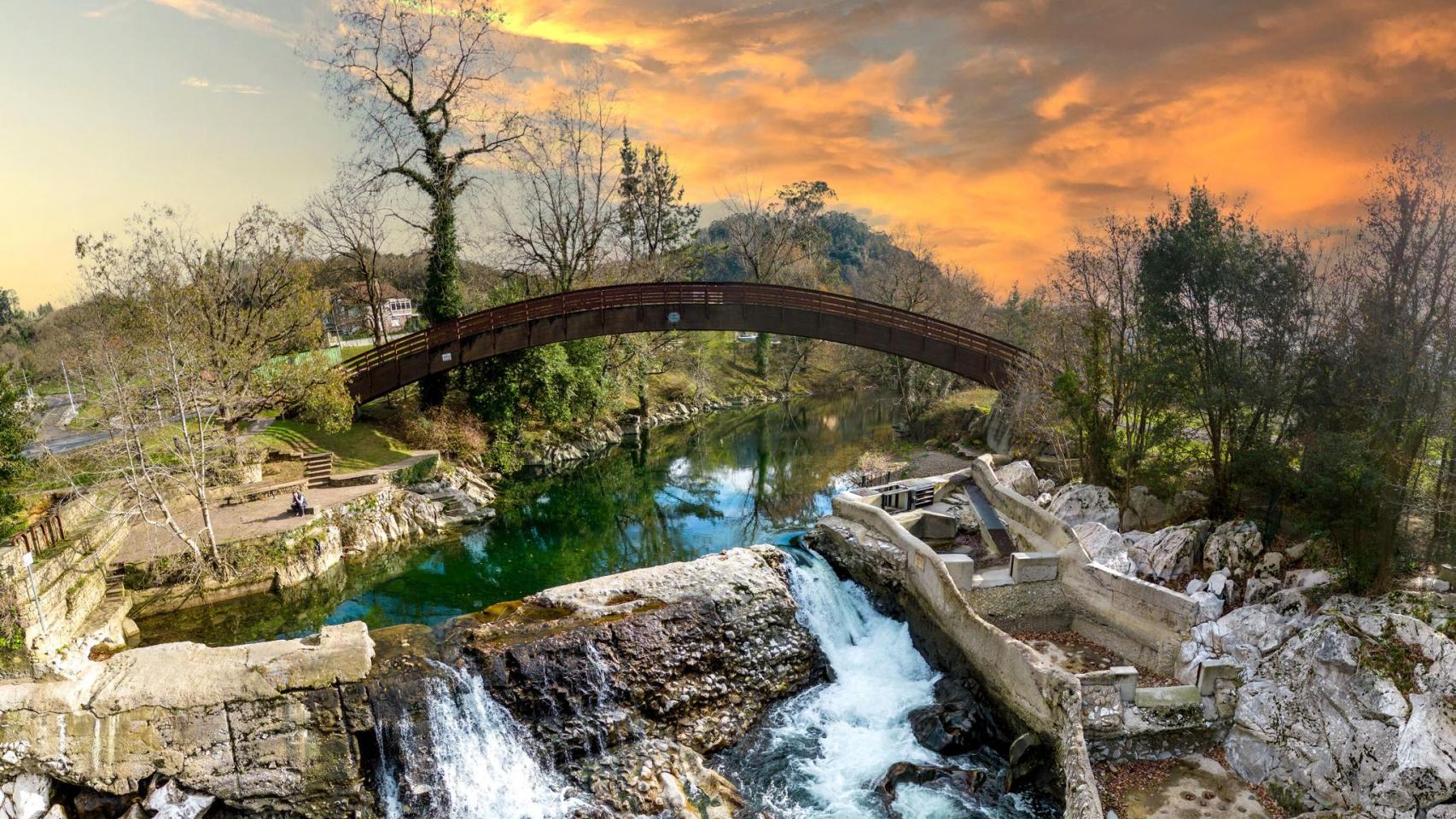 Vista panorámica en el atardecer del puente del siglo XV