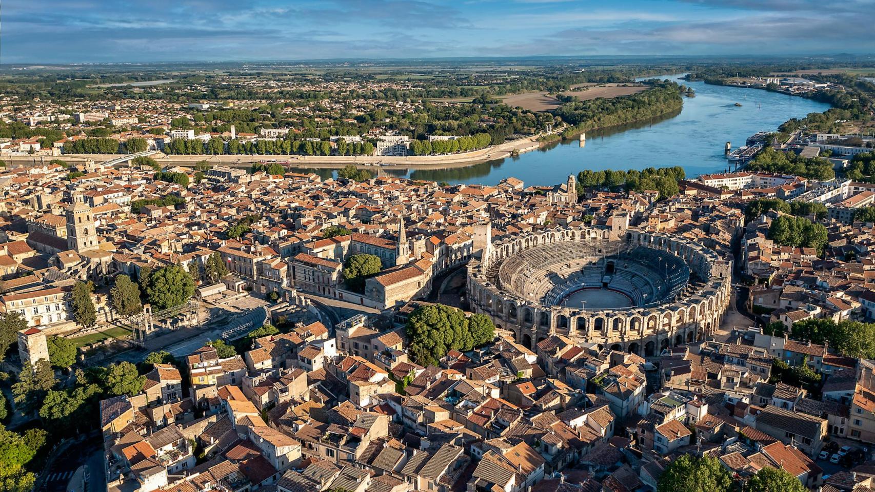 Panorámica aérea de Arles, Bouches-du-Rhône, Provenza, Francia
