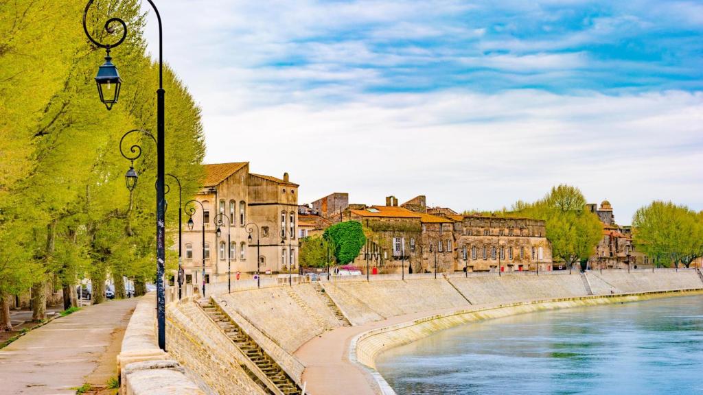 El río Ródano en Arlés con vistas al casco antiguo
