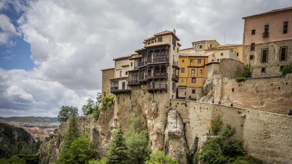 Vista de las famosas casas colgadas de Cuenca, España