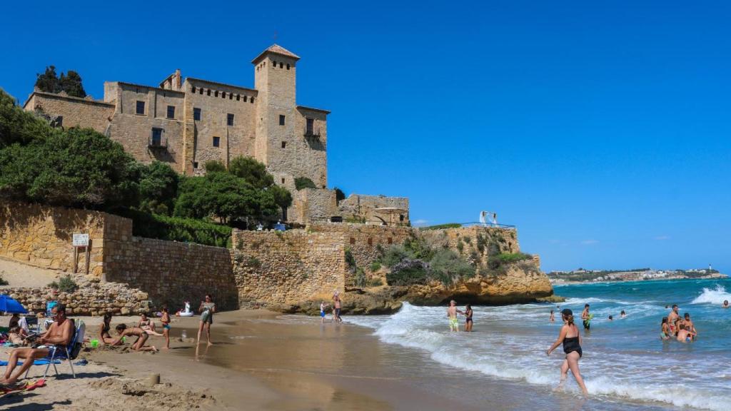 El castillo de Tamarit junto a la vecina playa del mismo nombre.