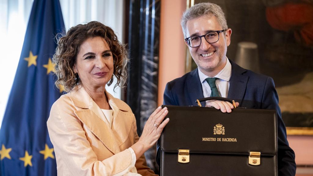 a candidata del PSOE a la Junta de Andalucía, María Jesús Montero, y el nuevo ministro de Hacienda, Arcadi España, durante el acto de traspaso de carteras.