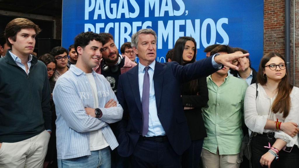 Alberto Núñez Feijóo, presidente del PP, con algunos jóvenes invitados al acto 