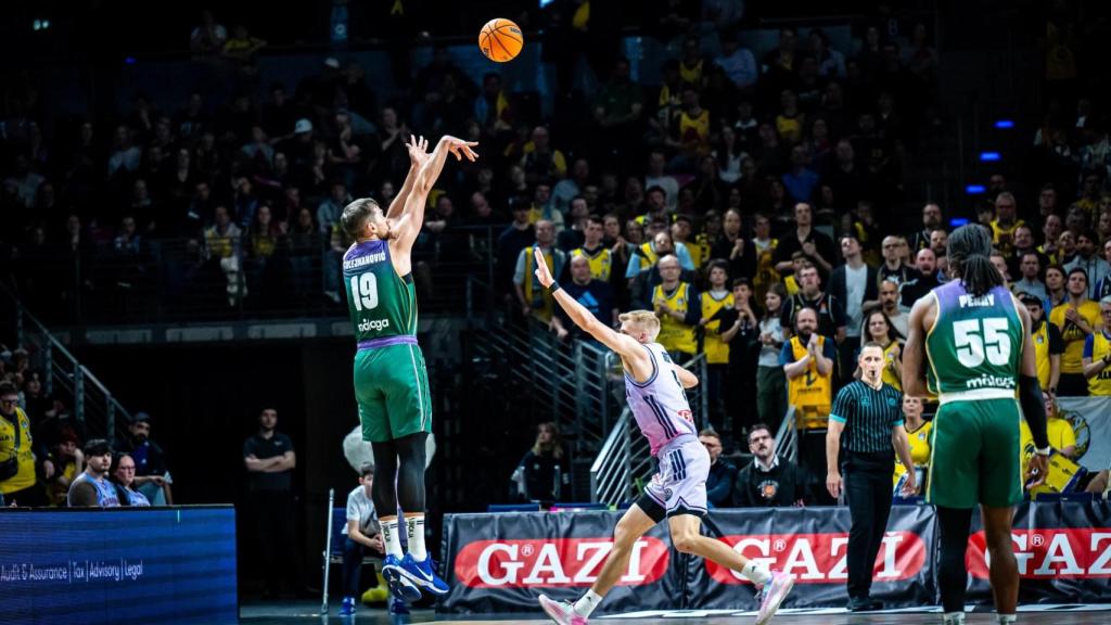Sulejmanovic lanza a canasta durante el Alba Berlin vs. Unicaja de la BCL